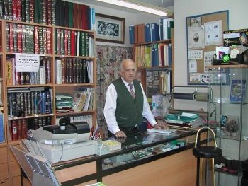 señor en tienda de sellos